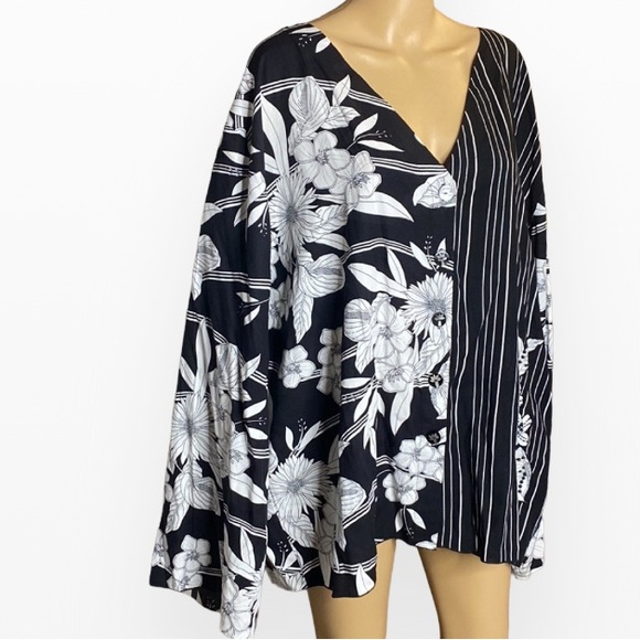 Webebop Art to wear Black and white Floral Blouse 5X - Picture 3 of 10